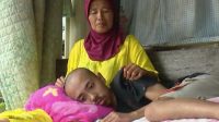Kisah Sedih Ibu Nurmiah Jaga Anak Berkebutuhan Khusus Tanpa Rumah Layak