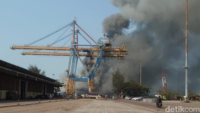 Foto: Kapal feri di pelabuhan di Merak kebakaran (M Iqbal/detikcom)